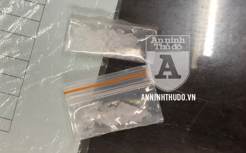 Hai gói ma túy đá được đối tượng giấu trong túi quần Hai gói ma túy đá được đối tượng giấu trong túi quần