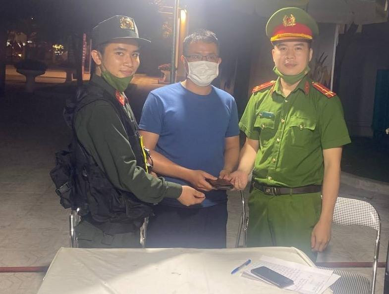 Anh Nguyên nhận lại chiếc ví từ tổ công tác CATP Hà Nội