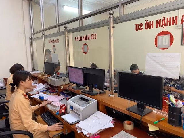 Phương tiện và nhân lực của các vị trí tại CAH Gia Lâm đã sẵn sàng "chiến dịch" cấp đăng ký mô tô, xe máy, ô tô cho người dân trên địa bàn Phương tiện và nhân lực của các vị trí tại CAH Gia Lâm đã sẵn sàng "chiến dịch" cấp đăng ký mô tô, xe máy, ô tô cho người dân trên địa bàn