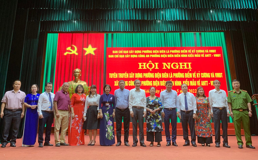 Các đồng chí lãnh đạo quận Ba Đình cùng đại biểu phường, khu dân cư dự hội nghị Các đồng chí lãnh đạo quận Ba Đình cùng đại biểu phường, khu dân cư dự hội nghị