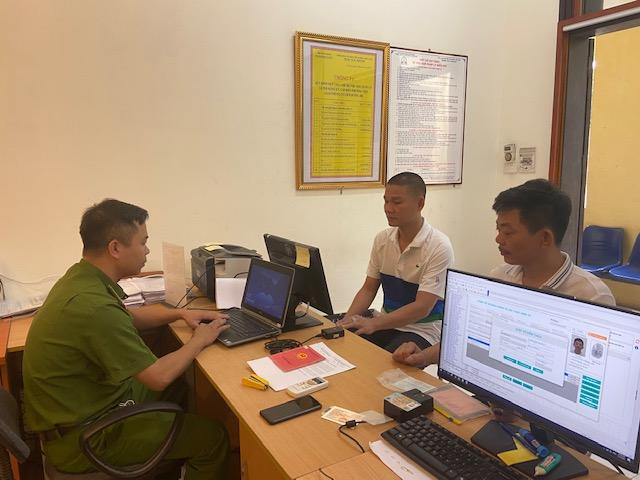 Người dân xã Ninh Hiệp đến cơ quan Công an tìm hiểu thủ tục cấp đăng ký phương tiện