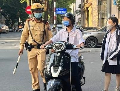 Lực lượng CSGT kiểm tra, xử lý học sinh vi phạm giao thông