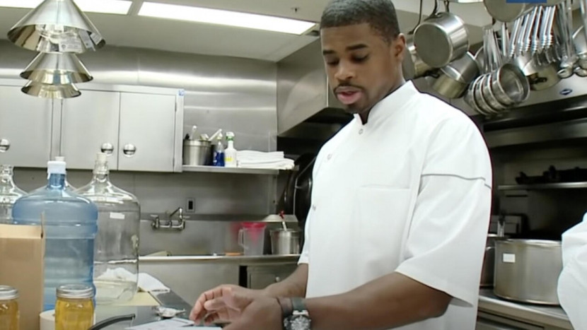 Đầu bếp Tafari Campbell tiếp tục làm việc cho gia đình cựu Tổng thống Obama sau khi họ rời Nhà Trắng năm 2016