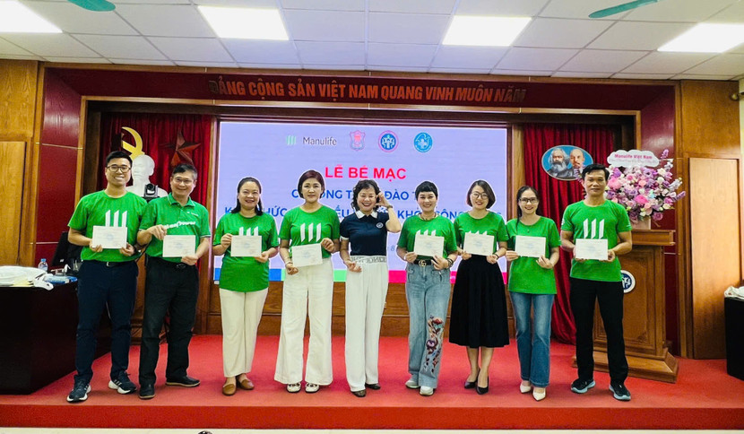 Đội ngũ tư vấn viên được cấp chứng nhận sau khi hoàn thành khóa đào tạo Đội ngũ tư vấn viên được cấp chứng nhận sau khi hoàn thành khóa đào tạo