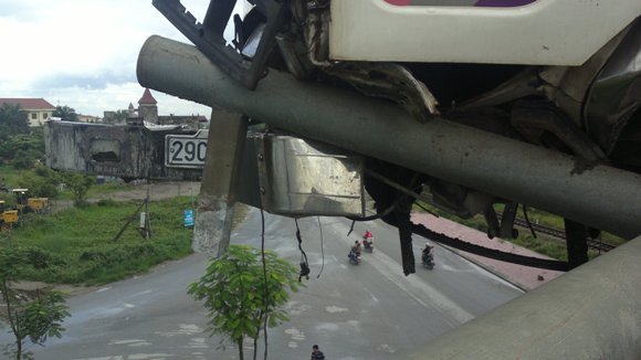 Hoảng hồn nhìn xe tải 5 tấn... vắt vẻo trên thành cầu ảnh 4