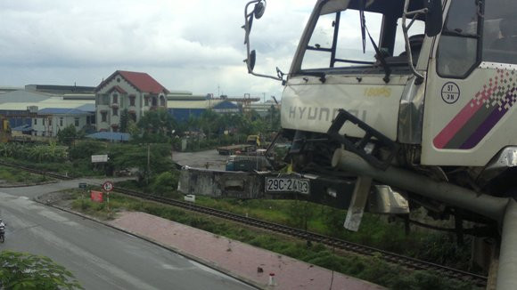 Hoảng hồn nhìn xe tải 5 tấn... vắt vẻo trên thành cầu ảnh 3