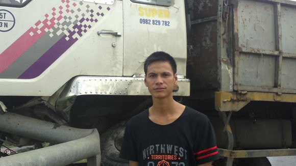 Hoảng hồn nhìn xe tải 5 tấn... vắt vẻo trên thành cầu ảnh 6