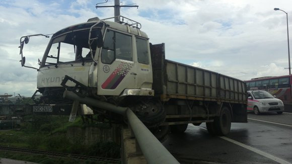 Hoảng hồn nhìn xe tải 5 tấn... vắt vẻo trên thành cầu ảnh 2