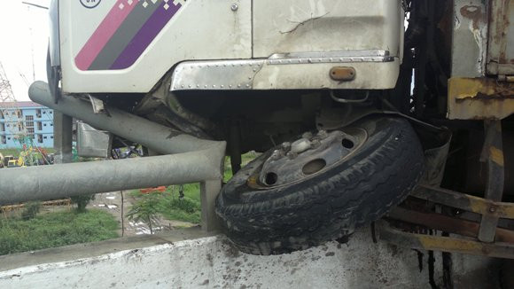 Hoảng hồn nhìn xe tải 5 tấn... vắt vẻo trên thành cầu ảnh 5