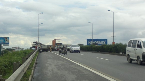 Hoảng hồn nhìn xe tải 5 tấn... vắt vẻo trên thành cầu ảnh 7