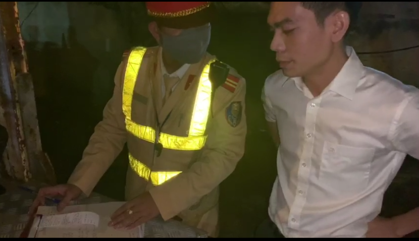 Lái xe vi phạm nồng độ cồn bị CSGT phát hiện, lập biên bản xử phạt Lái xe vi phạm nồng độ cồn bị CSGT phát hiện, lập biên bản xử phạt