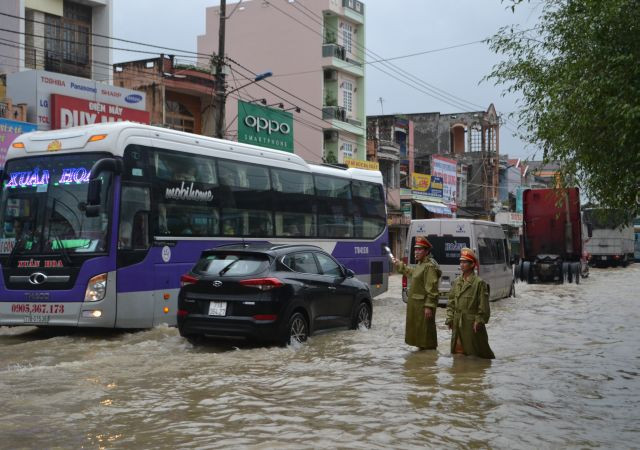 Lực lượng CSGT triển khai các phương án chống cơn bão số 9 Lực lượng CSGT triển khai các phương án chống cơn bão số 9