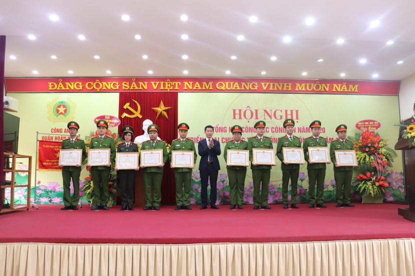 Đồng chí Phạm Tuấn Long, Chủ tịch UBND quận Hoàn Kiếm trao khen cho các cá nhân, tập thể có thành tích cao Đồng chí Phạm Tuấn Long, Chủ tịch UBND quận Hoàn Kiếm trao khen cho các cá nhân, tập thể có thành tích cao