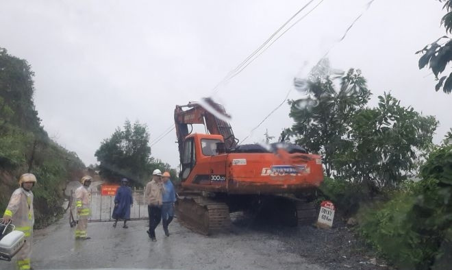 Lực lượng CSGT làm nhiệm vụ phân luồng đảm bảo an toàn trong mưa bão,sạt lở Lực lượng CSGT làm nhiệm vụ phân luồng đảm bảo an toàn trong mưa bão,sạt lở