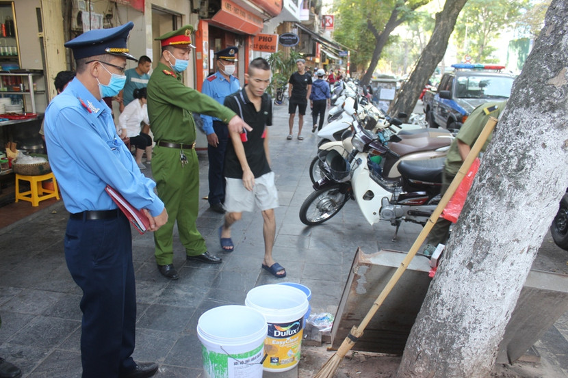 Lực lượng CSTT của quận và các phường phối hợp với các đơn vị chức năng tăng cường kiểm tra, nhắc nhở, xử lý vi phạm TTĐT, ATGT Lực lượng CSTT của quận và các phường phối hợp với các đơn vị chức năng tăng cường kiểm tra, nhắc nhở, xử lý vi phạm TTĐT, ATGT