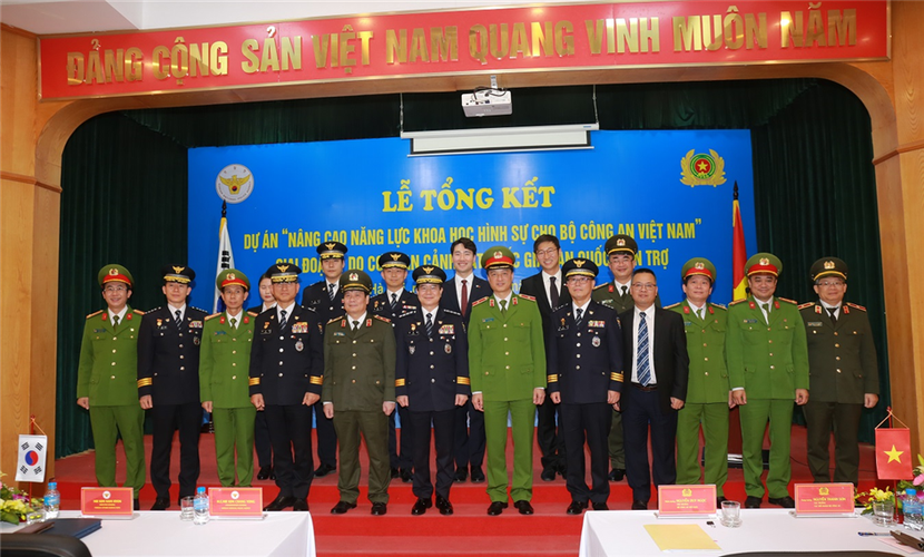 Thứ trưởng Nguyễn Duy Ngọc; ngài Kim Chang Yong, Tư lệnh Cơ quan Cảnh sát quốc gia Hàn Quốc cùng các đại biểu dự buổi Lễ