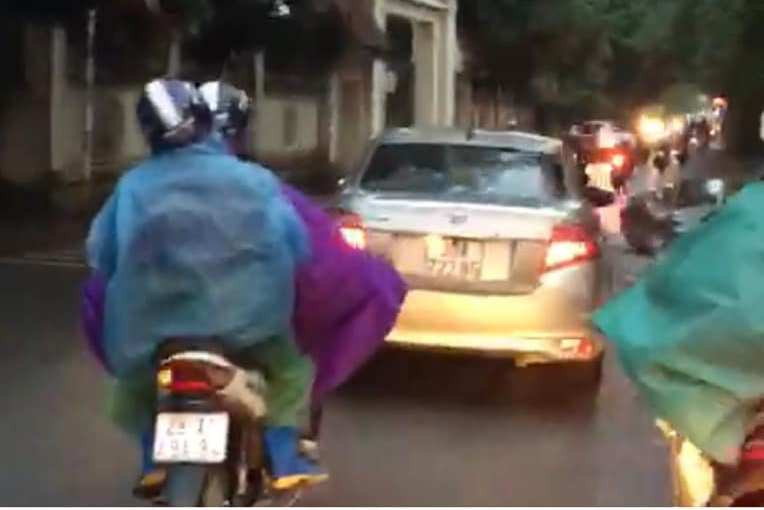 Chiếc xe ô tô đi ngược chiều bị người dân phát hiện ghi hình gửi cơ quan Công an để xử phạt Chiếc xe ô tô đi ngược chiều bị người dân phát hiện ghi hình gửi cơ quan Công an để xử phạt