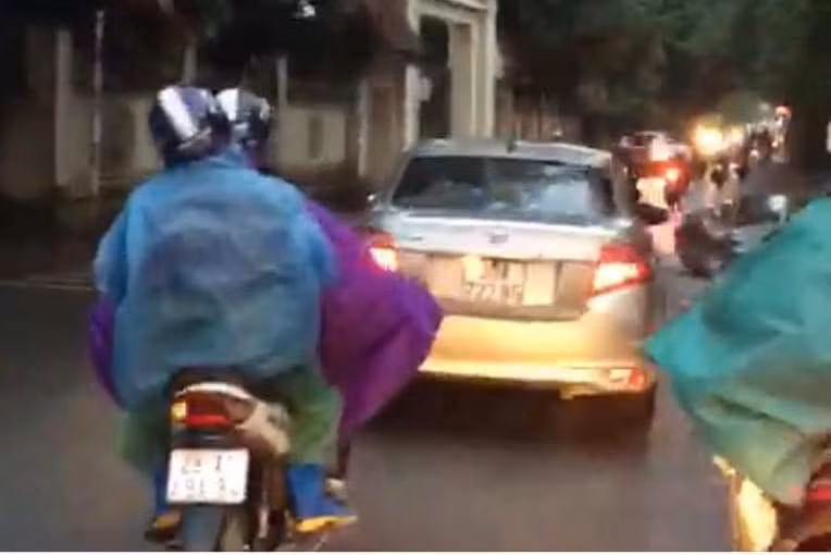 Chiếc xe ô tô đi ngược chiều bị người dân phát hiện ghi hình gửi cơ quan Công an để xử phạt