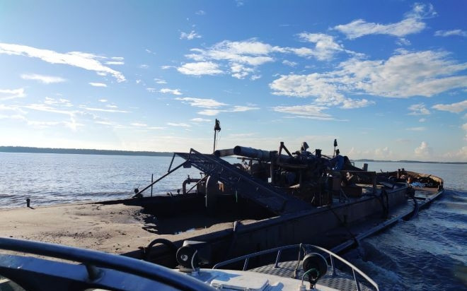 Một số tàu thuyền khai thác cát trái phép bị CSGT phát hiện, xử lý Một số tàu thuyền khai thác cát trái phép bị CSGT phát hiện, xử lý