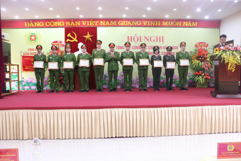 Đại tá Hà Mạnh Hùng, Trưởng CAQ Hoàn Kiếm trao khen cho các tập thể, cá nhân đạt thành tích cao trong công tác Đại tá Hà Mạnh Hùng, Trưởng CAQ Hoàn Kiếm trao khen cho các tập thể, cá nhân đạt thành tích cao trong công tác