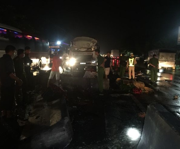 Lực lượng chức năng tổ chức cấp cứu các nạn nhân, điều tra nguyên nhân vụ tai nạn