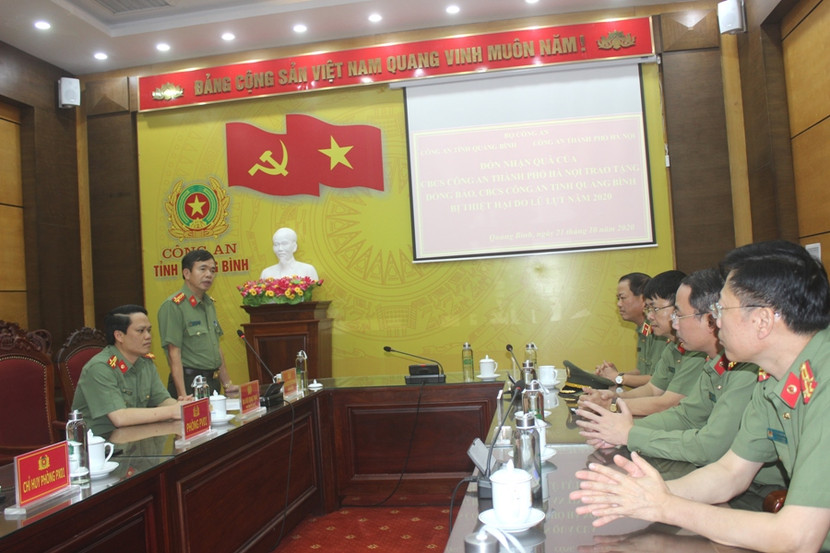 Đại tá Nguyễn Tiến Nam, Giám đốc Công an tỉnh Quảng Bình trân trọng cảm ơn sự quan tâm, hỗ trợ, giúp đỡ của Đảng ủy, Ban Giám đốc và CBCS CATP Hà Nội Đại tá Nguyễn Tiến Nam, Giám đốc Công an tỉnh Quảng Bình trân trọng cảm ơn sự quan tâm, hỗ trợ, giúp đỡ của Đảng ủy, Ban Giám đốc và CBCS CATP Hà Nội