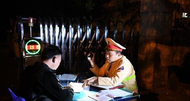 Lực lượng CSGT kiểm tra xử lý các lái xe vi phạm