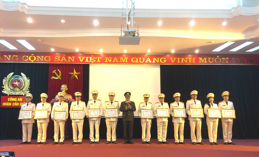 Thiếu tướng Đào Thanh Hải, Phó Giám đốc CATP Hà Nội trao khen cho các tập thể, cá nhân của CAQ Cầu Giấy đạt thành tích cao trong năm 2020