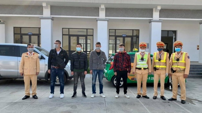 CSGT và lực lượng chức năng phát hiện, xử lý nhóm người Trung Quốc nhập cảnh trái phép CSGT và lực lượng chức năng phát hiện, xử lý nhóm người Trung Quốc nhập cảnh trái phép