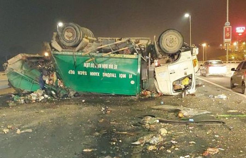 Chiếc xe chở rác bị nổ 2 lốp lật úp trên cầu Nhật Tân Chiếc xe chở rác bị nổ 2 lốp lật úp trên cầu Nhật Tân