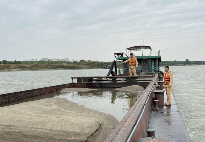 Đội Cảnh sát đường thủy số 1 lai dắt con tàu vi phạm về nơi tạm giữ Đội Cảnh sát đường thủy số 1 lai dắt con tàu vi phạm về nơi tạm giữ