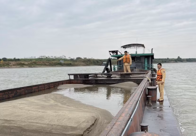 Đội Cảnh sát đường thủy số 1 lai dắt con tàu vi phạm về nơi tạm giữ
