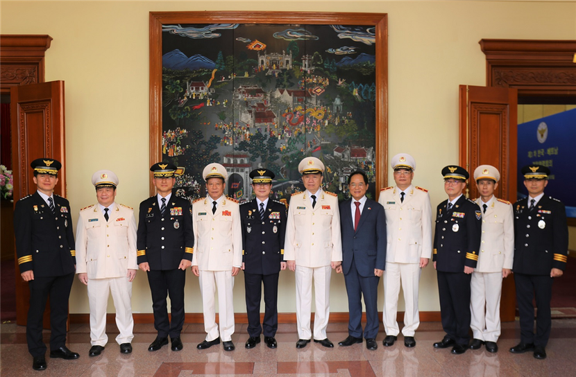 Bộ trưởng Tô Lâm; Tư lệnh Cơ quan Cảnh sát quốc gia Hàn Quốc Kim Chang Yong cùng các đại biểu dự buổi tiếp