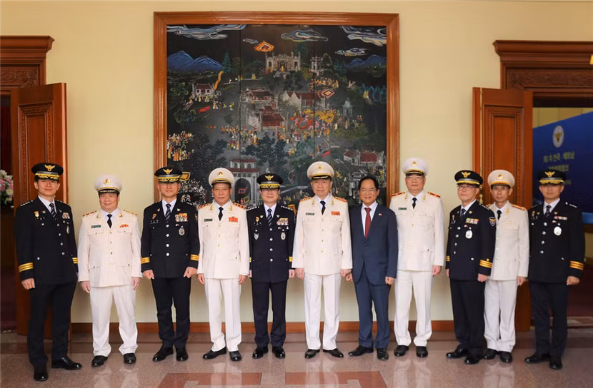 Bộ trưởng Tô Lâm; Tư lệnh Cơ quan Cảnh sát quốc gia Hàn Quốc Kim Chang Yong cùng các đại biểu dự buổi tiếp Bộ trưởng Tô Lâm; Tư lệnh Cơ quan Cảnh sát quốc gia Hàn Quốc Kim Chang Yong cùng các đại biểu dự buổi tiếp