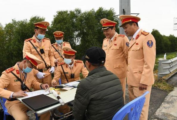 Lực lượng CSGT tăng cường kiểm tra lái xe trên cao tốc