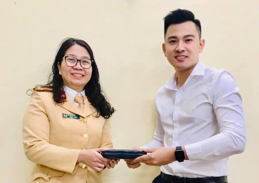 Anh Hùng vui mừng nhận lại tải sản đánh rơi, được Trung tá Hồng Anh nhặt được, mời lên nhận lại