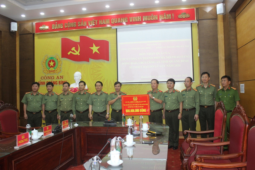 Thiếu tướng Đoàn Ngọc Hùng, Phó Giám đốc CATP Hà Nội cùng đoàn công tác trao 600 triệu đồng dành tặng nhân dân, CBCS Công an tỉnh Quảng Bình Thiếu tướng Đoàn Ngọc Hùng, Phó Giám đốc CATP Hà Nội cùng đoàn công tác trao 600 triệu đồng dành tặng nhân dân, CBCS Công an tỉnh Quảng Bình