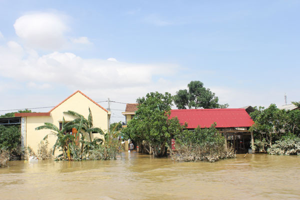 Đến trưa ngày 22/10, trên địa bàn huyện Lệ Thủy nước rút chậm, hiện vẫn còn 1.000 nhà dân còn ngập sâu trong nước Đến trưa ngày 22/10, trên địa bàn huyện Lệ Thủy nước rút chậm, hiện vẫn còn 1.000 nhà dân còn ngập sâu trong nước