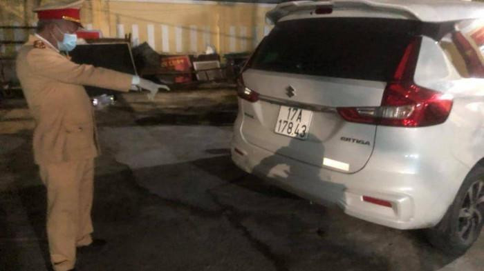 Chiếc xe ô tô chở số người Trung Quốc nghi nhập cảnh trái phép vào Việt Nam