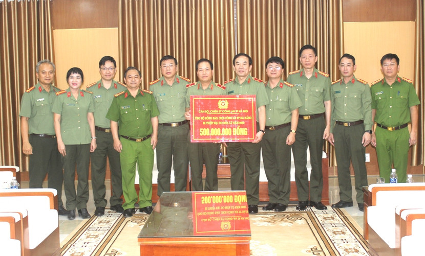 Thiếu tướng Đoàn Ngọc Hùng, Phó Giám đốc CATP Hà Nội trao tặng 500 triệu đồng giúp nhân dân, CBCS CATP Đà Nẵng gặp khó khăn