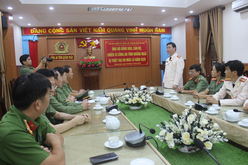 Đại tá Phan Công Bình, Giám đốc Công an tỉnh Quảng Ngãi trân trọng cảm ơn sự quan tâm, hỗ trợ hết sức kịp thời của CATP Hà Nội giúp nhân dân và CBCS Công an tỉnh Quảng Ngãi khắc phục hậu quả sau lũ và chuẩn bị phòng, chống cơn bão số 9