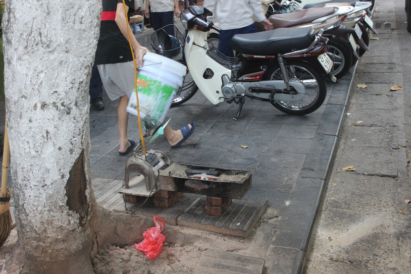 Nhiều người mang bếp than, quạt bày ra vỉa hè để nấu nướng gây nguy hiểm cho người dân đi đường Nhiều người mang bếp than, quạt bày ra vỉa hè để nấu nướng gây nguy hiểm cho người dân đi đường