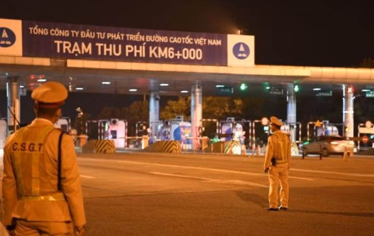 Cùng với hệ thống camera, CSGT sẽ chốt chặn ở các điểm, nút phù hợp xử lý nghiêm lái xe che BKS