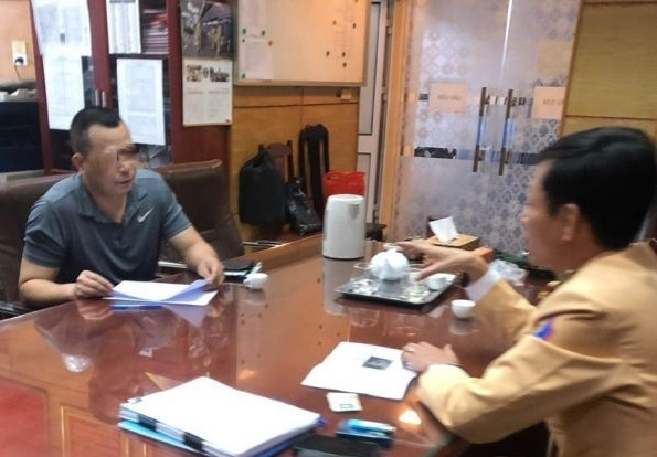 CSGT lập biên bản xử phạt lái xe