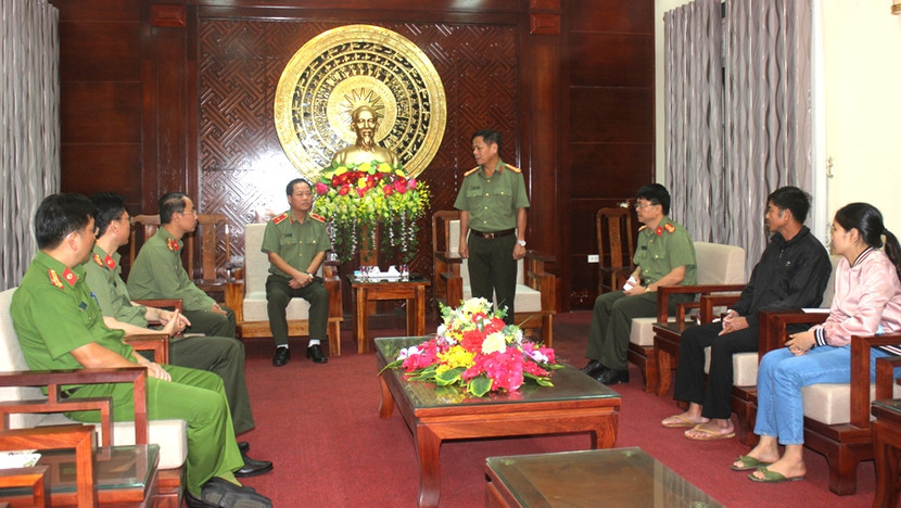 Đại tá Nguyễn Văn Thanh, Giám đốc CAT Quảng Trị cùng đại diện thân nhân gia đình Đại úy Trương Văn Thắng trân trọng cảm ơn sự quan tâm hỗ trợ của Đảng ủy, Ban Giám đốc CATP Hà Nội