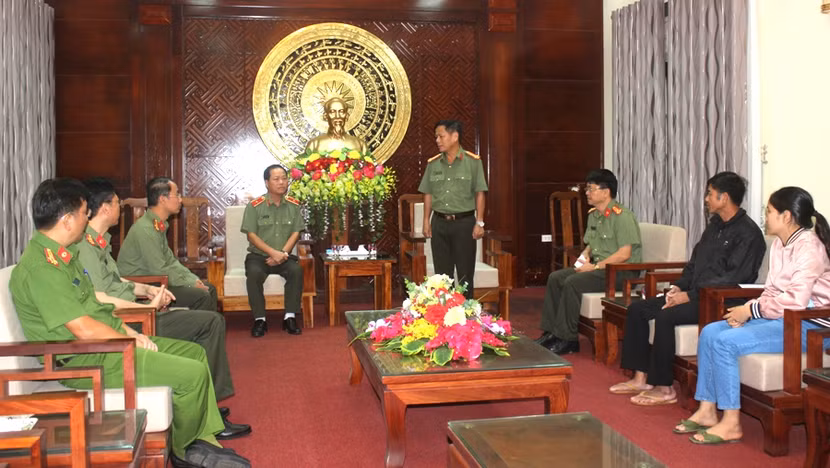 Đại tá Nguyễn Văn Thanh, Giám đốc CAT Quảng Trị cùng đại diện thân nhân gia đình Đại úy Trương Văn Thắng trân trọng cảm ơn sự quan tâm hỗ trợ của Đảng ủy, Ban Giám đốc CATP Hà Nội Đại tá Nguyễn Văn Thanh, Giám đốc CAT Quảng Trị cùng đại diện thân nhân gia đình Đại úy Trương Văn Thắng trân trọng cảm ơn sự quan tâm hỗ trợ của Đảng ủy, Ban Giám đốc CATP Hà Nội