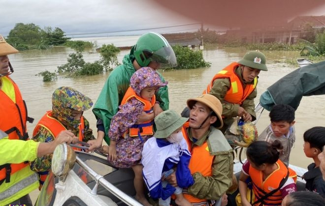 Lực lượng CSGT cùng Công an các địa phương tham gia cứu hộ cứu nạn giúp nhân dân vùng lũ lụt