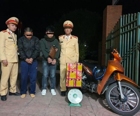 CSGT bắt giữ các đối tượng vận chuyển pháo CSGT bắt giữ các đối tượng vận chuyển pháo