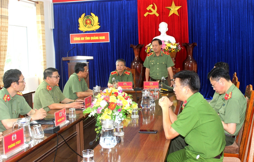 Thiếu tướng Đoàn Ngọc Hùng, Phó Giám đốc CATP Hà Nội chia sẻ những mất mát, thiệt hại của người dân và CBCS Công an tỉnh Quảng Nam trong đợt mua lũ