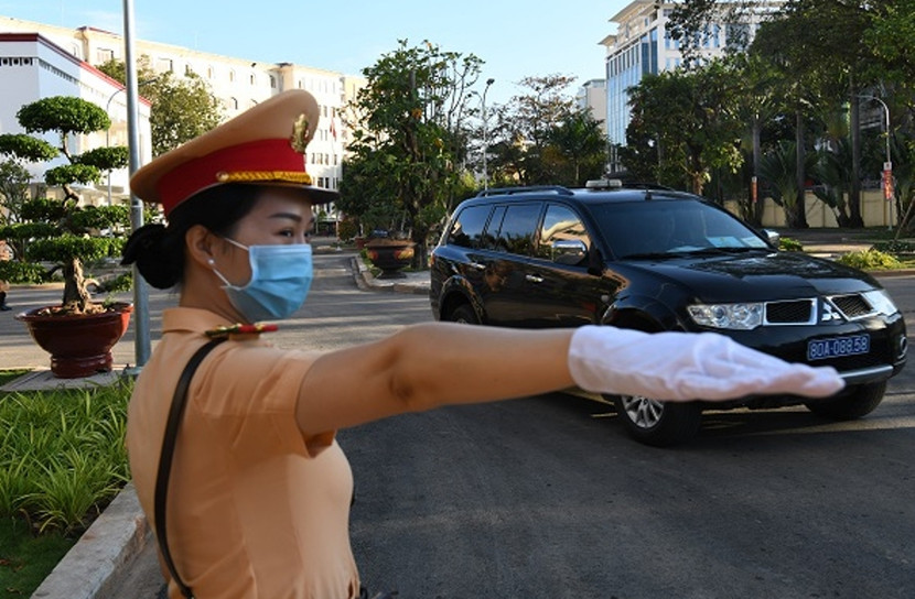 Nữ CSGT tham gia phân luồng, hướng dẫn đảm bảo ATGT phục vụ Hội nghị Nữ CSGT tham gia phân luồng, hướng dẫn đảm bảo ATGT phục vụ Hội nghị